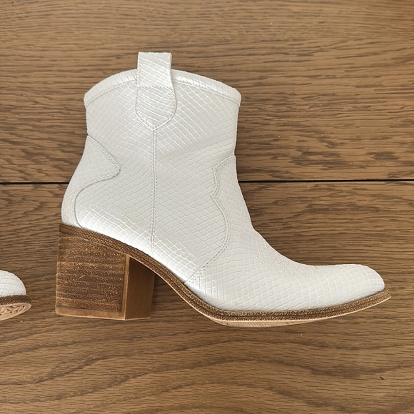 Boots - Picture 8 of 10